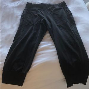 LULULEMON stretchy knit cops Size 10